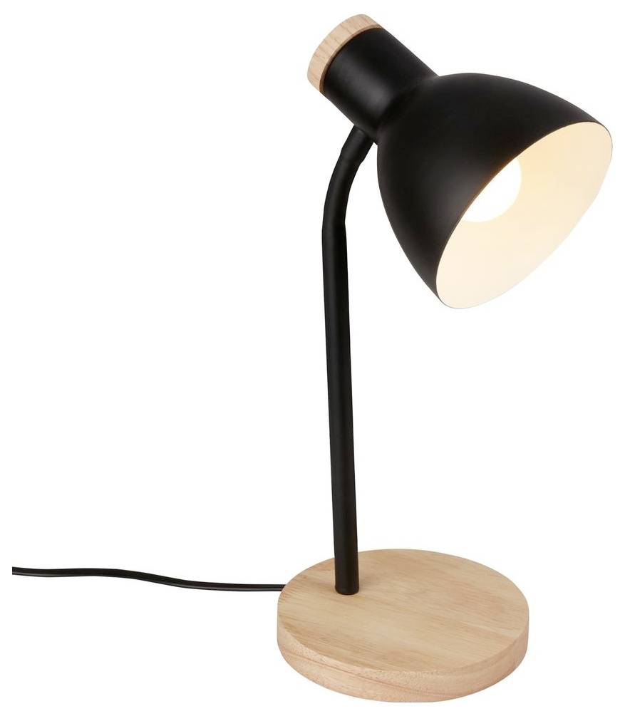 Sort skrivebordslampe med keglestyrket skærm, trædetaljer og rundt træbund, vist på hvid baggrund med synlig strømledning.