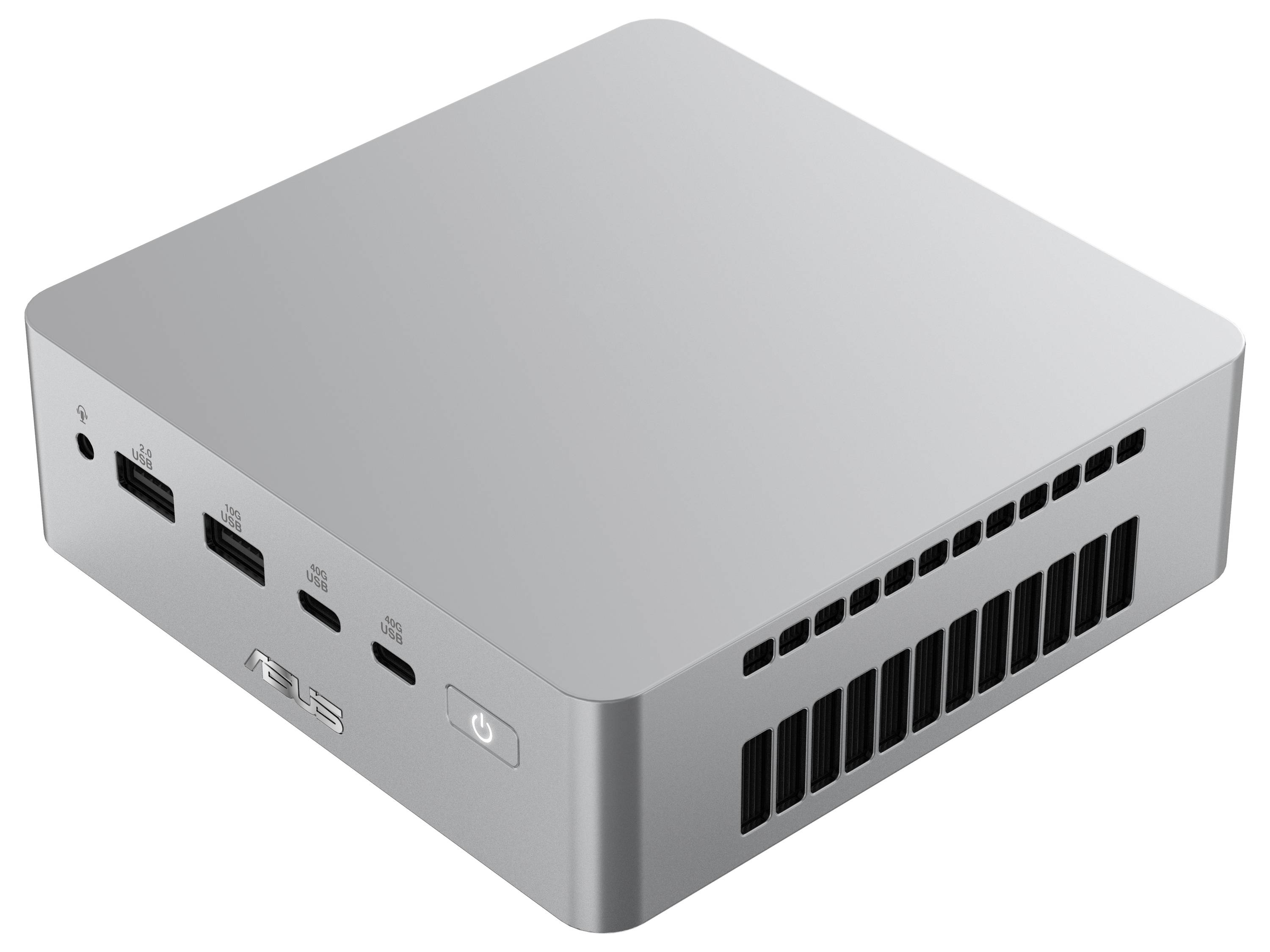 Kompakt sølvfarvet ASUS mini-PC med USB-porte på forsiden, USB-C, strømknap og køling gennem ventiler på siden på hvid baggrund