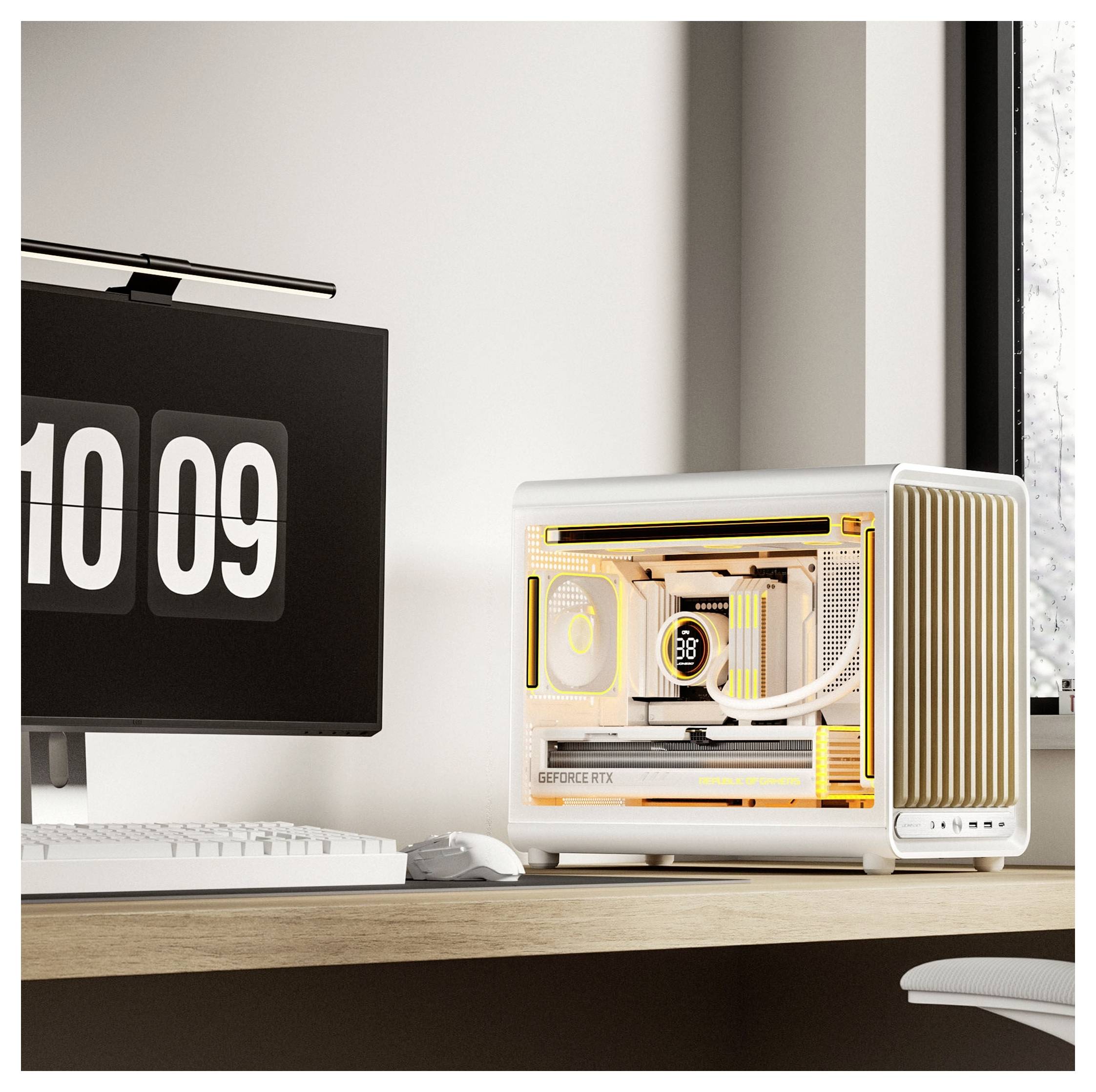 Hvid stationær computer med lysende indre komponenter på et træ skrivebord ved siden af en monitor, der viser '10 09'.