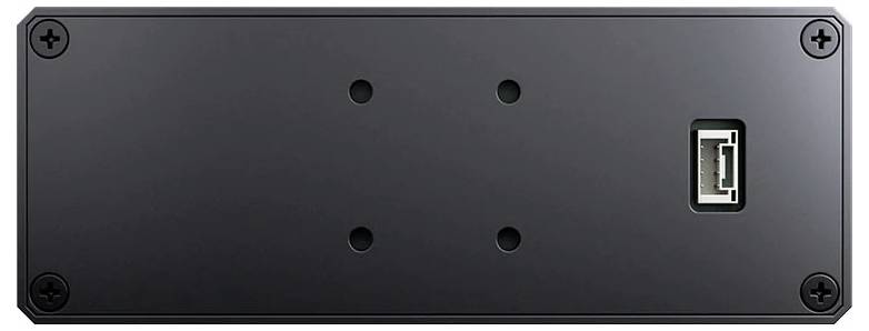 Sort rektangulært metalpanel med fire skruer i hjørnerne og en enkelt USB-port på højre side.