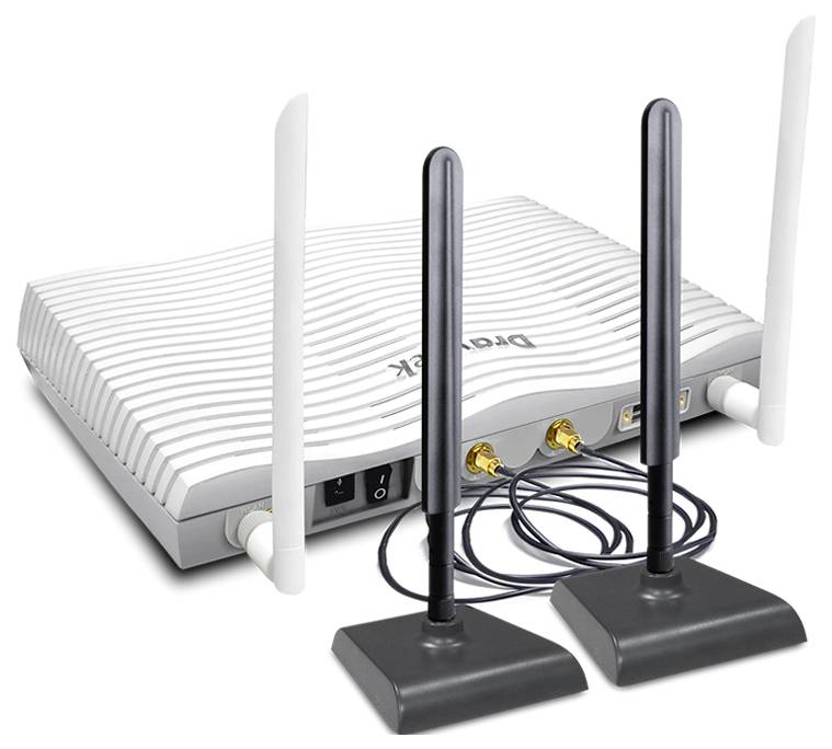 Trådløs router med fire antenner og tilsluttede kabler, vist i produktstil-visning på hvid baggrund.