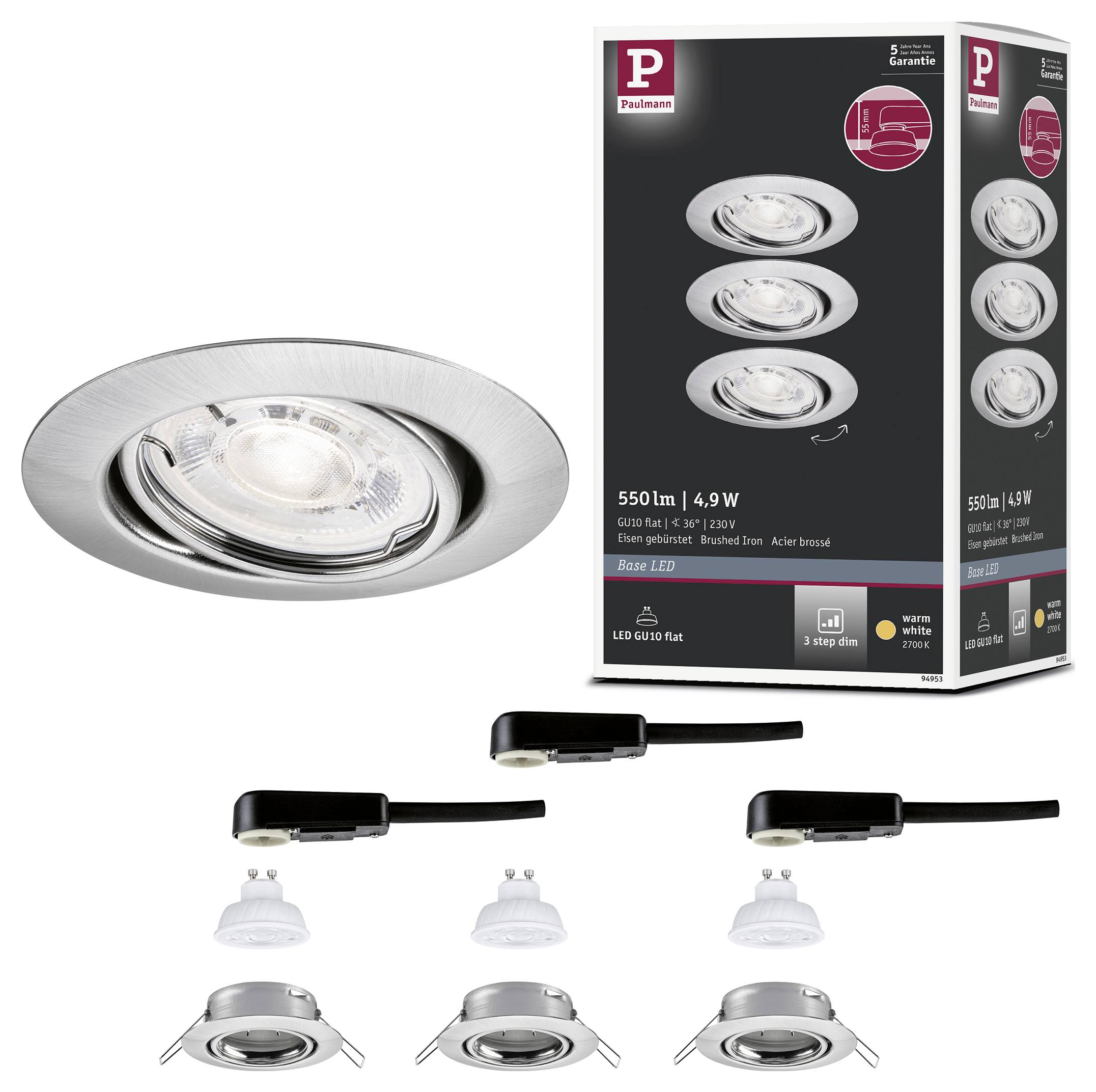 Billede af et indbygget LED-spotlyskit med tre sorte lampenheder, tre hvide stik, et sølvfarvet spotlight og produktemballage mærket '550 lm | 4,9 W'.