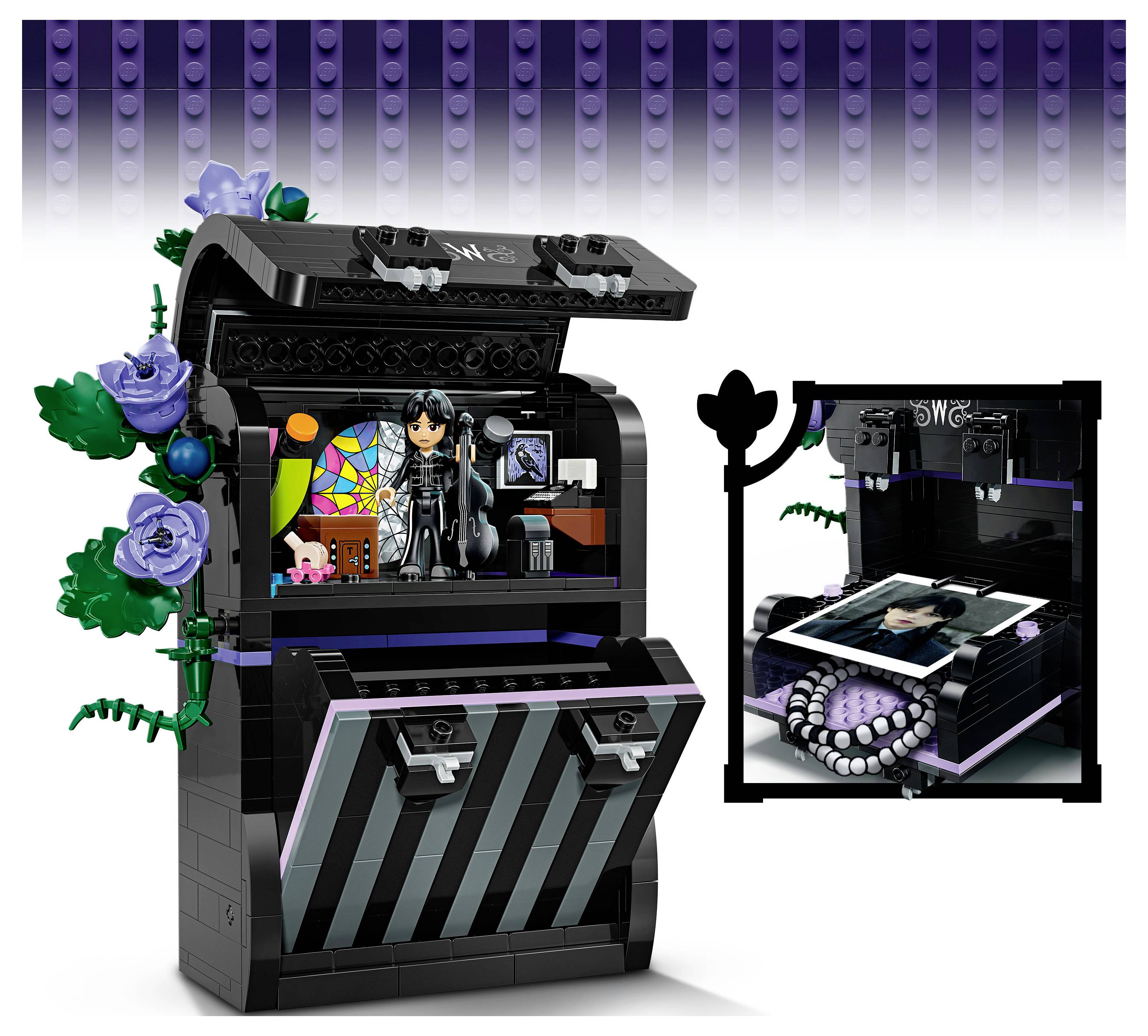 LEGO-lignende sort mindebox med en minifigur, blomster og indrammet foto; indsætning viser den åbne boks indeholdende en rose og fotokort.