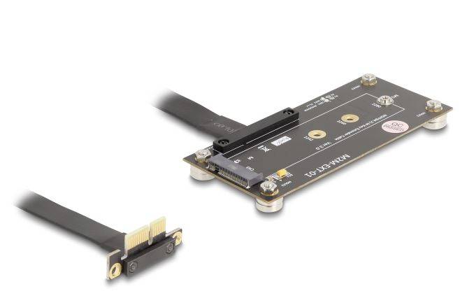 Et sort PCIe M.2-adapterkort med et båndkabel og et lille matchende forbindelseskort på hvid baggrund.