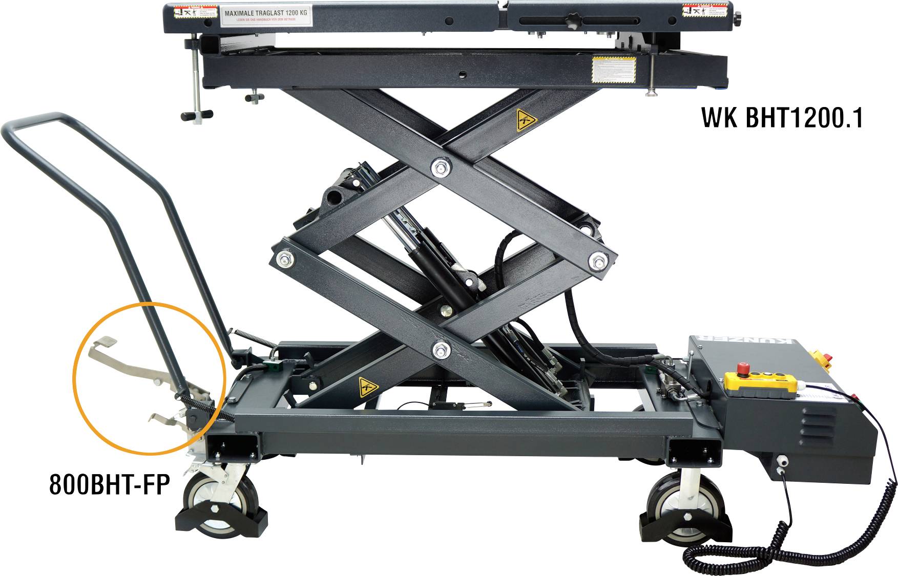 Højteleskoplift skrærbord med skubhåndtag, hjul, kontrolboks og hydraulisk mekanisme, mærket 'WK BHT1200.1' og '800BHT-FP'.