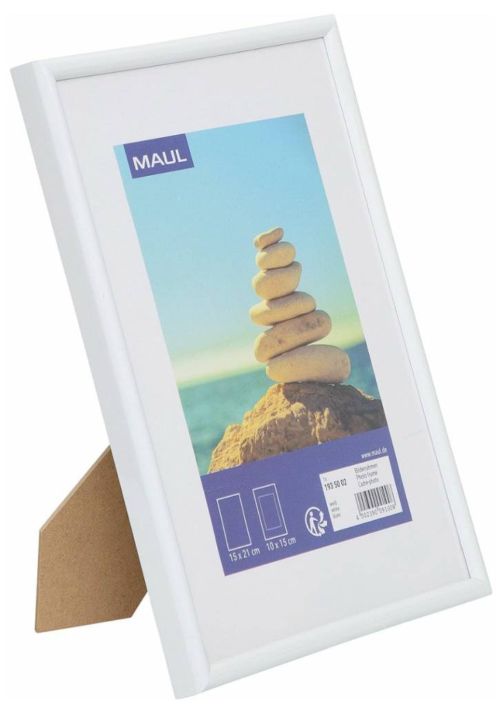Hvidt fotorammer med et eksempelbillede af stablede sten på en strand, vist på en stander, mærket 'MAUL'.