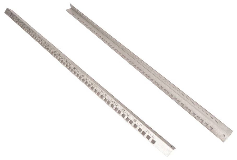 To lange metallinealmer, en med kvadratiske udsparinger og en med indgraverede markeringer, vist diagonalt på en hvid baggrund.