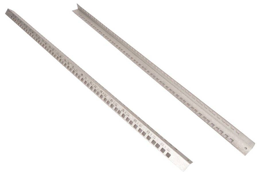 To lange metalherskere eller målestokke lagt diagonalt på en hvid baggrund.