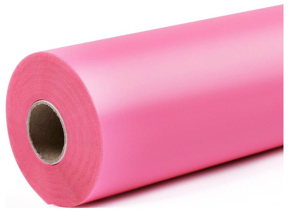 En stor rulle af lyst rosa papir eller vinysmateriale på en hvid baggrund.