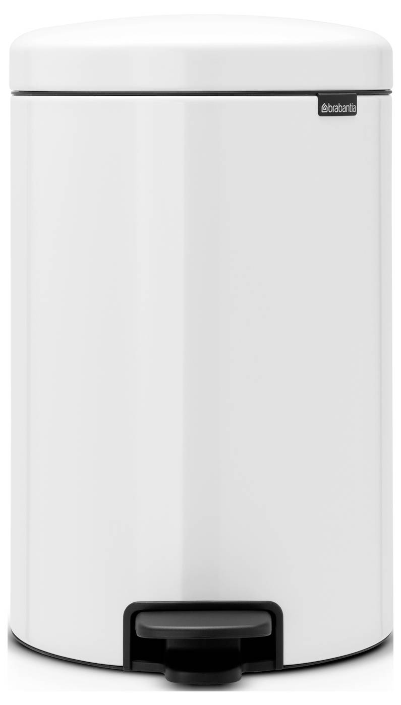 Hvid Brabantia-trashcan med trin og sort fodpedal, frontvisning på en ensfarvet baggrund.