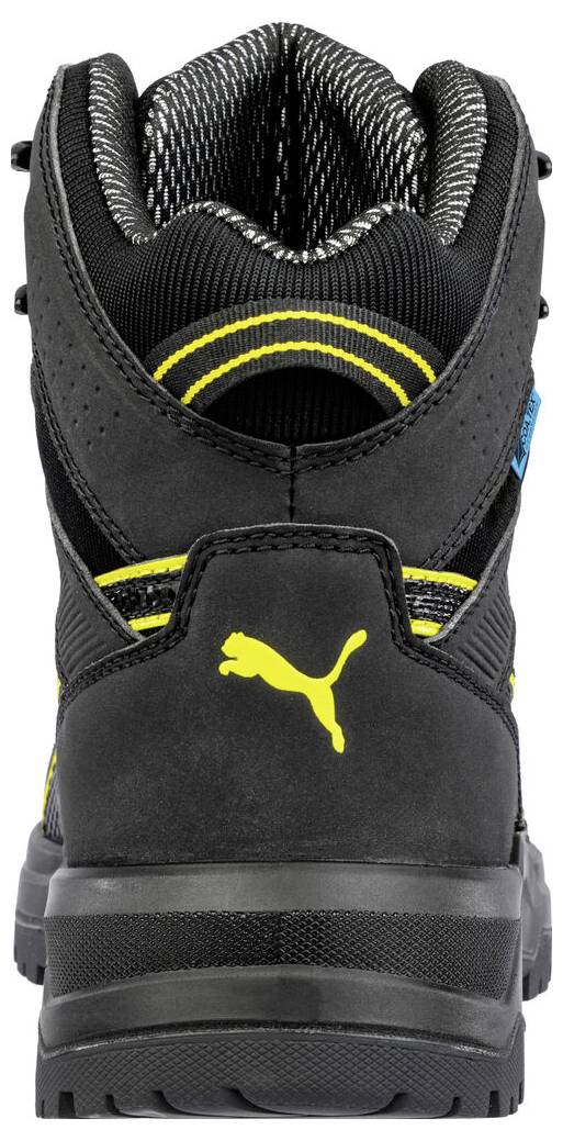Bagside af en sort Puma arbejdsstøvel med gule logoaccenter og polstret krave.