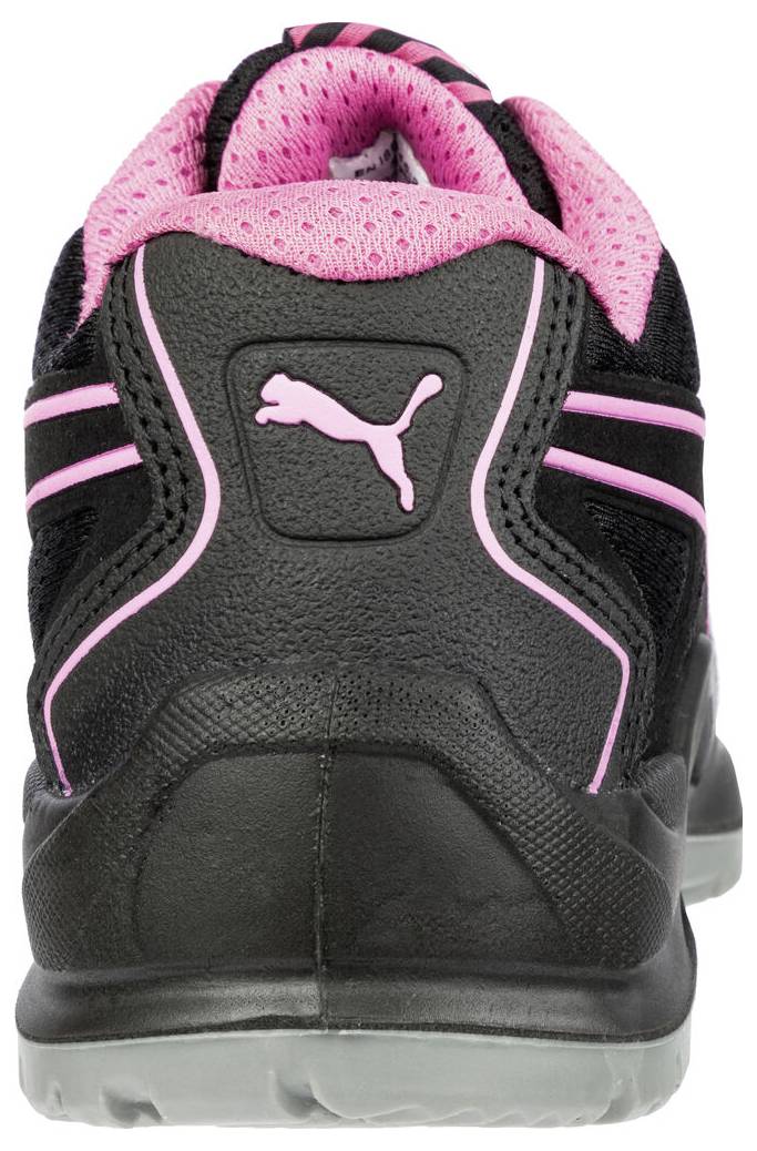 Bagside af en sort og pink Puma-atletiksko med polstret krave og gennemsigtig sål på hvid baggrund.