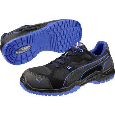 Par sorte og blå Puma-atletiske arbejdssko, vist fra siden og sålen på hvid baggrund.