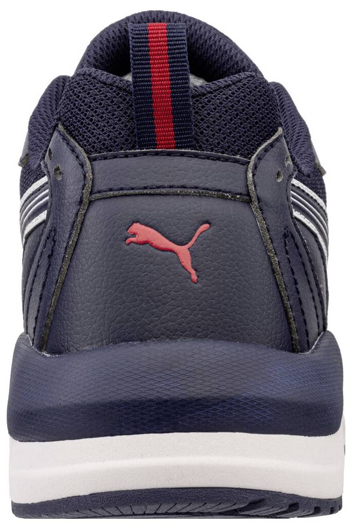 Bagside af en marineblå Puma-sportssko med rødt logo, rød-og-blå hæltrækstrop og hvid sål.