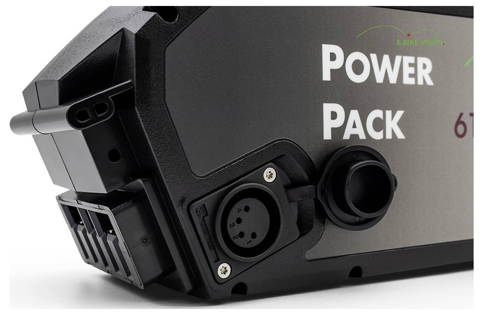 Nærbillede af en sort Power Pack-battericelle med stikkontakter og en beskyttelseshætte på siden.
