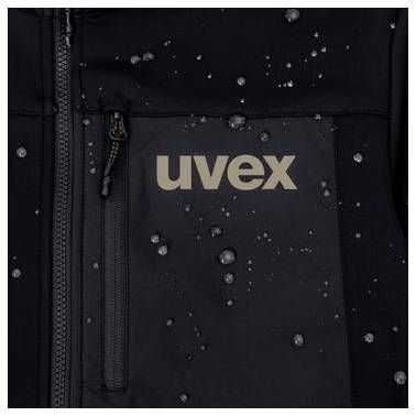 Nærbillede af en sort vandtæt jakke med et 'uvex'-logo og lynlåslomme, dækket af regndråber.