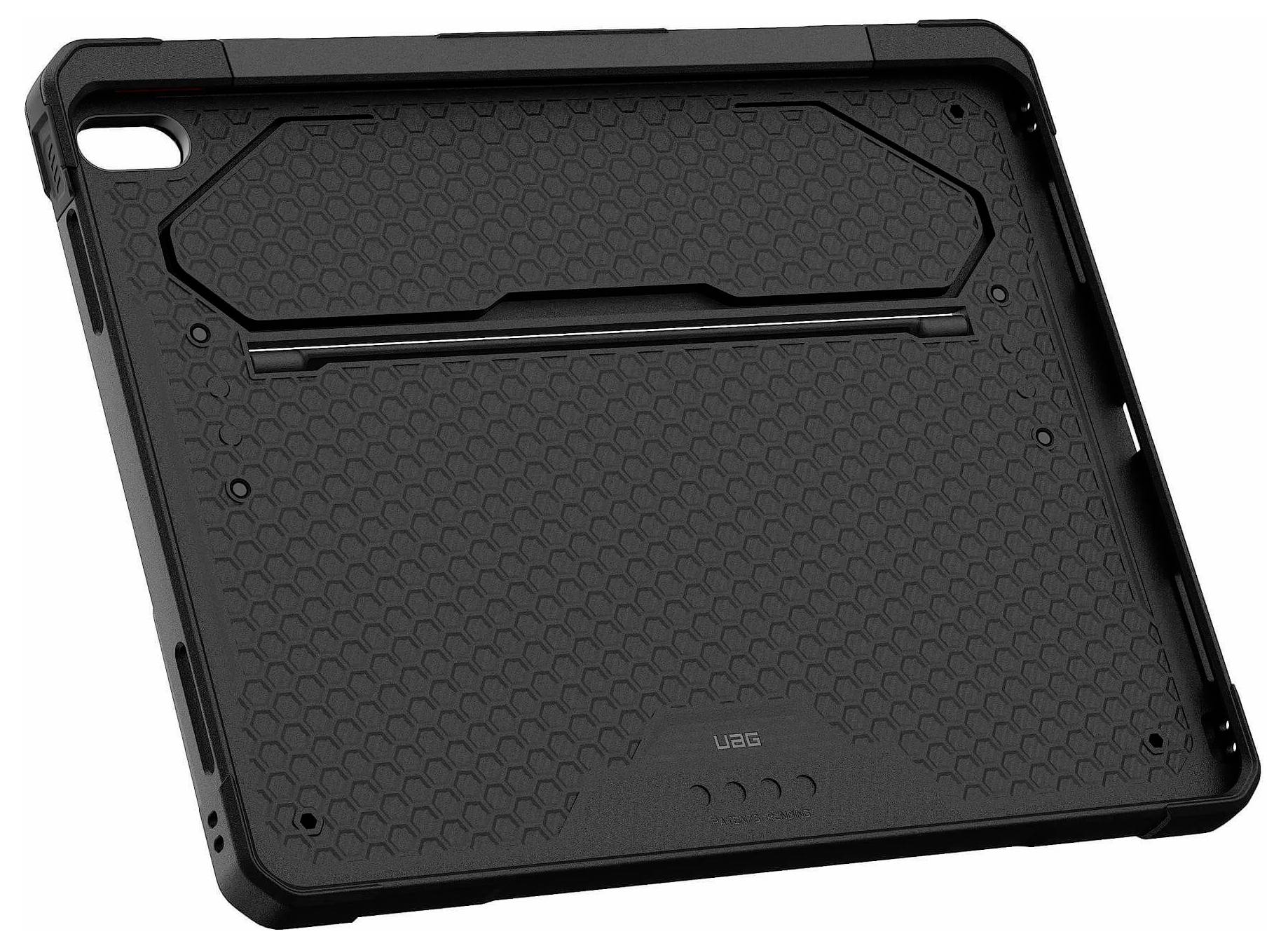 Sort, robust tablet etui vist bagfra med struktureret beskyttelsesoverflade, kameraåbning og indbygget stativ/håndrem-område.