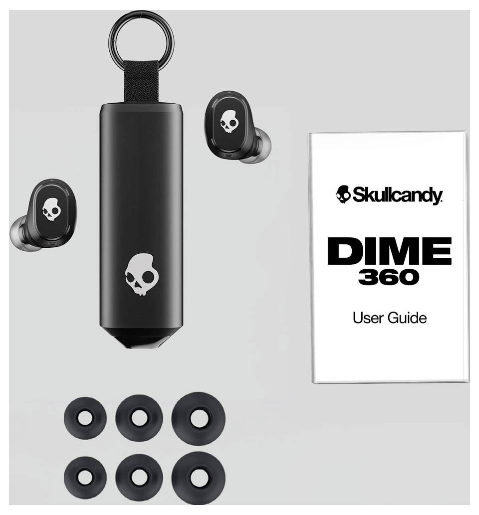 Skullcandy Dime 360 øretelefoner, opladningsetui, øretips og "Brugervejledning"-hefte på en grå baggrund.