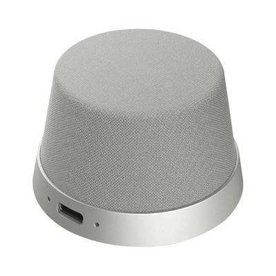 Grå stofbeklædt smart speaker eller trådløs enhed med sølvfarvet base og USB-C-port.