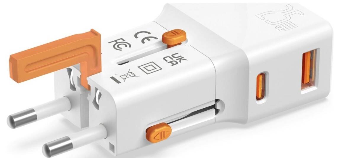 Hvid universel rejsestikadapter med orange detaljer og to runde metalstifter, vist på hvid baggrund.
