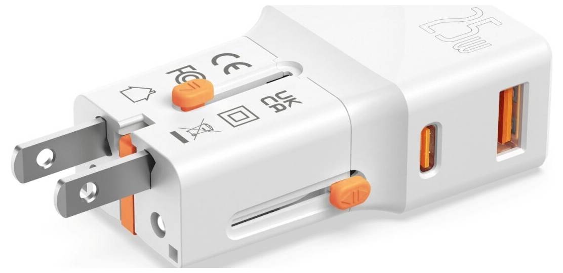 Hvidt dobbelt-port USB-væglader med foldbare amerikanske stik og orange detaljer, vist i en produktstilvisning.