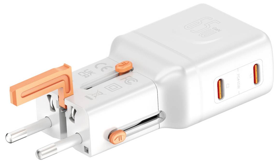 Hvid USB-vægoplader med europæisk toledet stik, orange accenter og to USB-A-porte på siden.