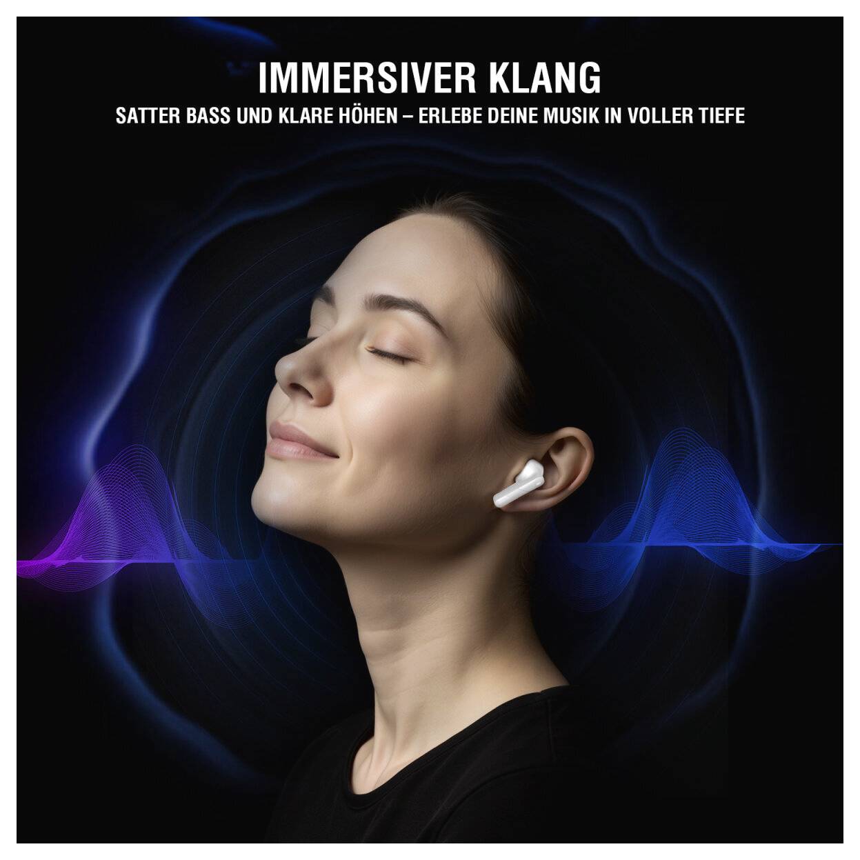 Smilende kvinde med trådløse øretelefoner, omgivet af blå og lilla lydbølger, med tysk tekst, der promoverer 'IMMERSIVER KLANG' og dybere bas og klarere højtoner.