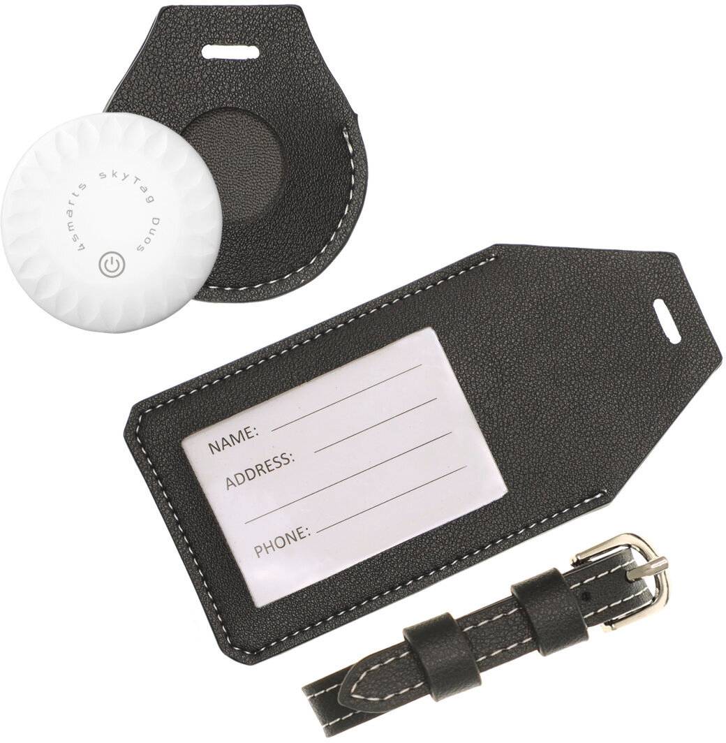Sort læder kuffertskilttæt med hvid sporingsplade, rektangulært ID-skilt mærket Navn/Adresse/Telefon og rem med spænde.