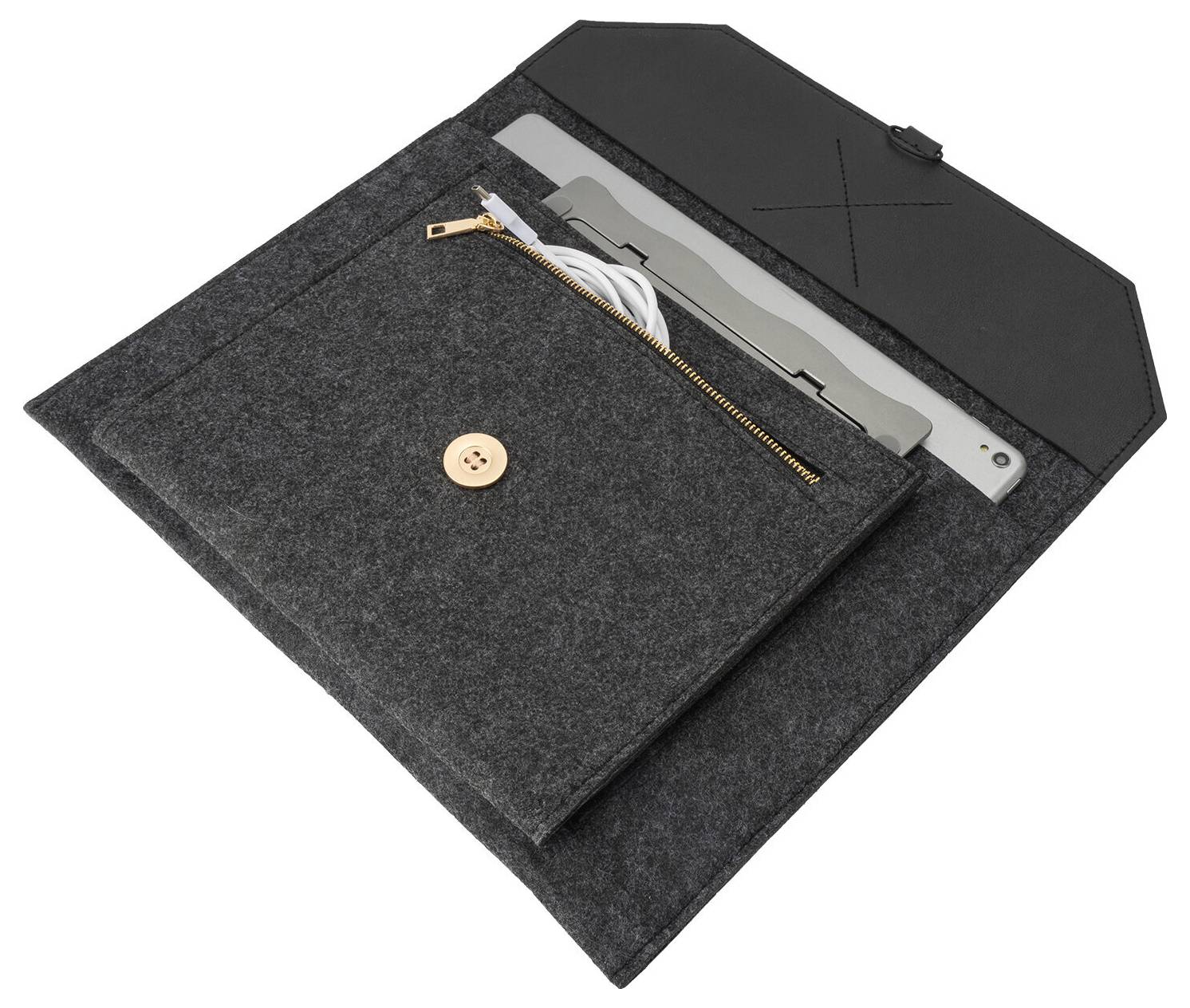 Åben mørkeblå filtbærbar computertaske med klap og knap, der viser en lynlåstaske og en tablet eller bærbar computer indeni.