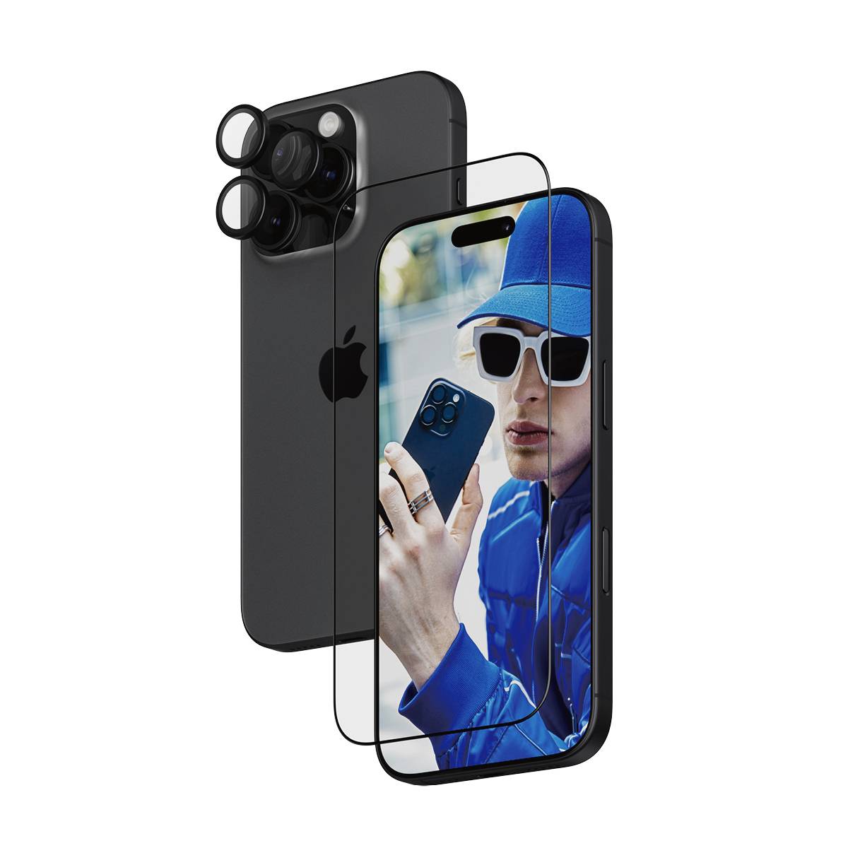 Sort smartphone med tredobbelt kamera, der viser en mand i blå jakke og kasket på skærmen, med en transparent frontrude-beskytter og kameraobjektiv-beskyttere vist separat.
