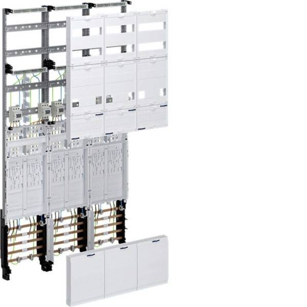 Industrielt elektrisk kontrolskab med modulare paneler, afbrydere, ledninger og et kontrolpanel i nederste del på hvid baggrund.