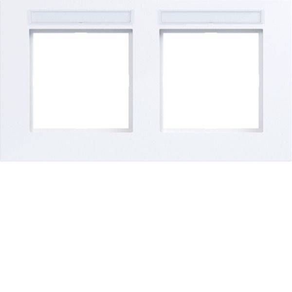Minimalistisk billede af to tomme hvide kvadratiske paneler eller vinduer side om side på en lys baggrund, uden tekst eller mennesker.