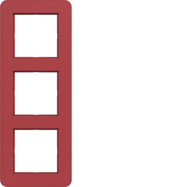 Rød vertikal panel med tre lige fordelt anbragte kvadratiske udskæringer eller vinduer stablet vertikalt.