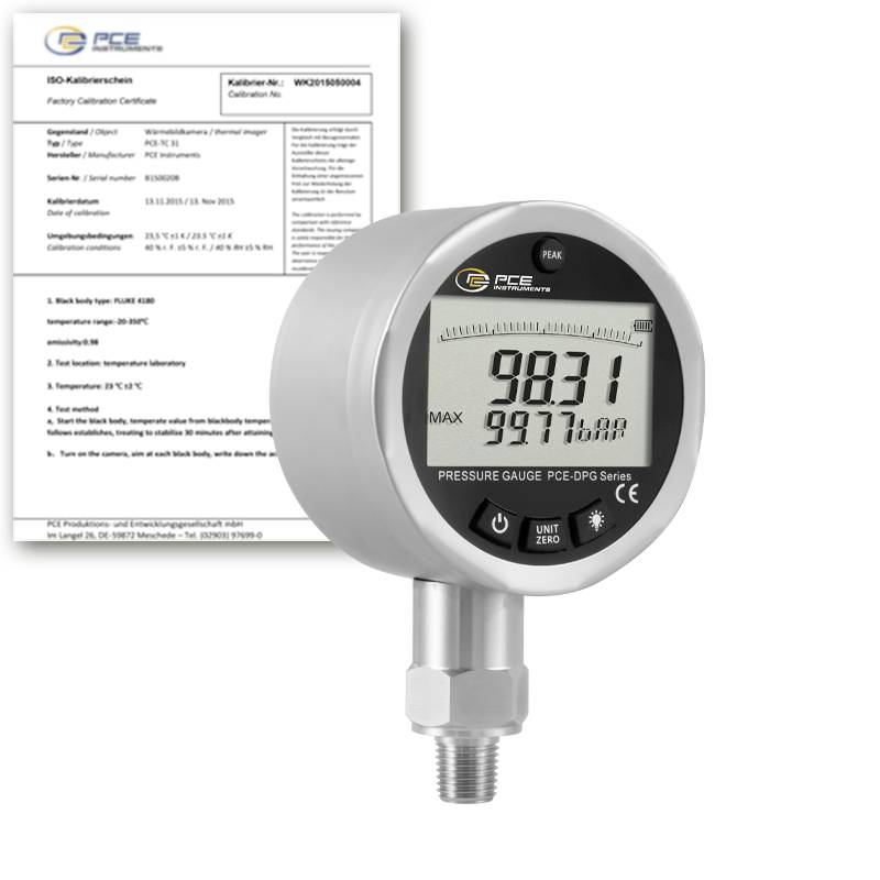 Digitalt trykmanometer med display viser 98,31, ved siden af et kalibreringsbevis dokument.