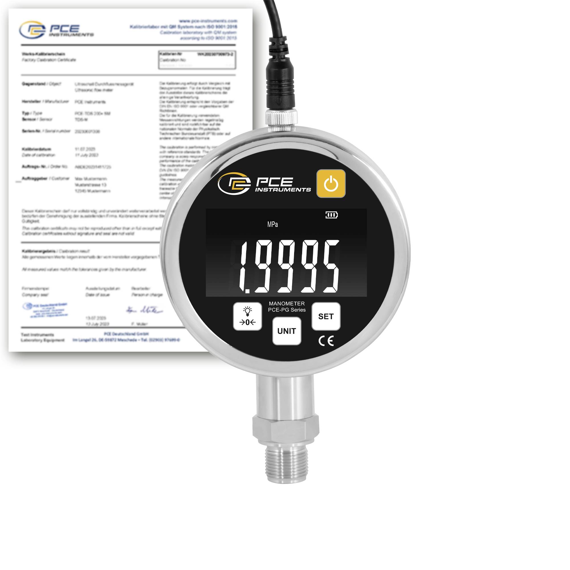 Digital PCE Instrumenter manometer viser 19.995 MPa, med kalibreringscertifikat bag ved det og en møtriktet metalforbinder under det.