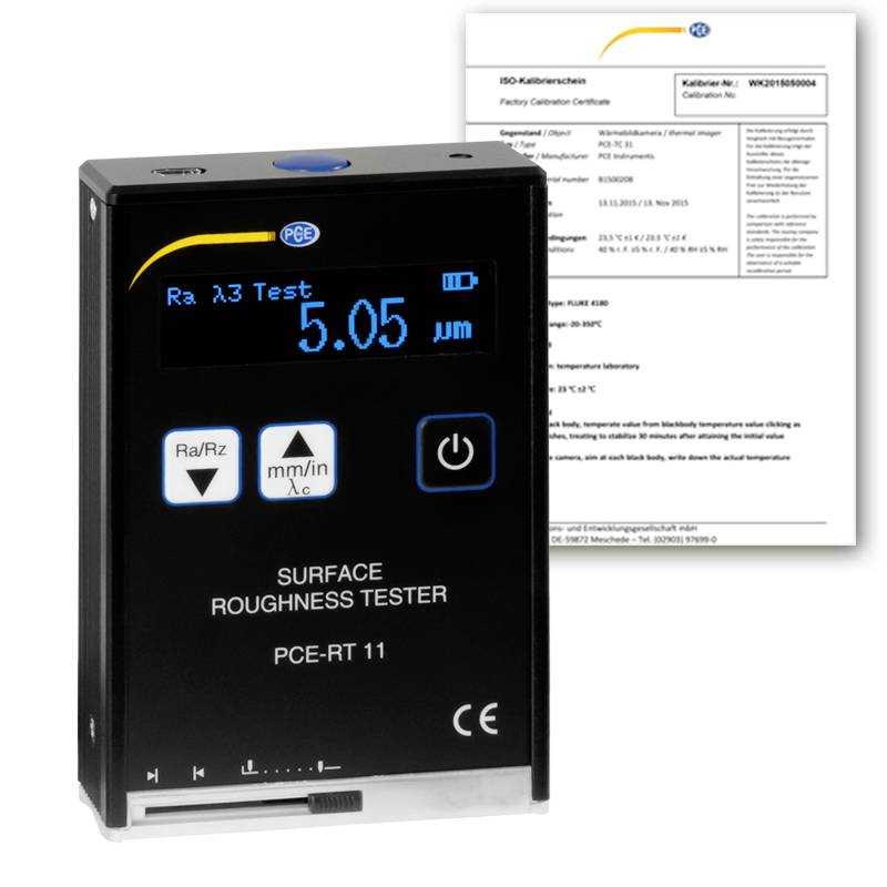 Sort PCE overfladeglathedsmåler viser 5,05 µm på displayet, med et kalibreringsbevis bag ved.
