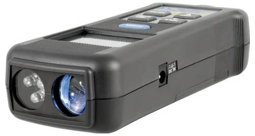 Sort håndholdt infrarød termometer med frontlinse og displayknapper på toppen, vist i tre-kvarts visning på hvid baggrund.