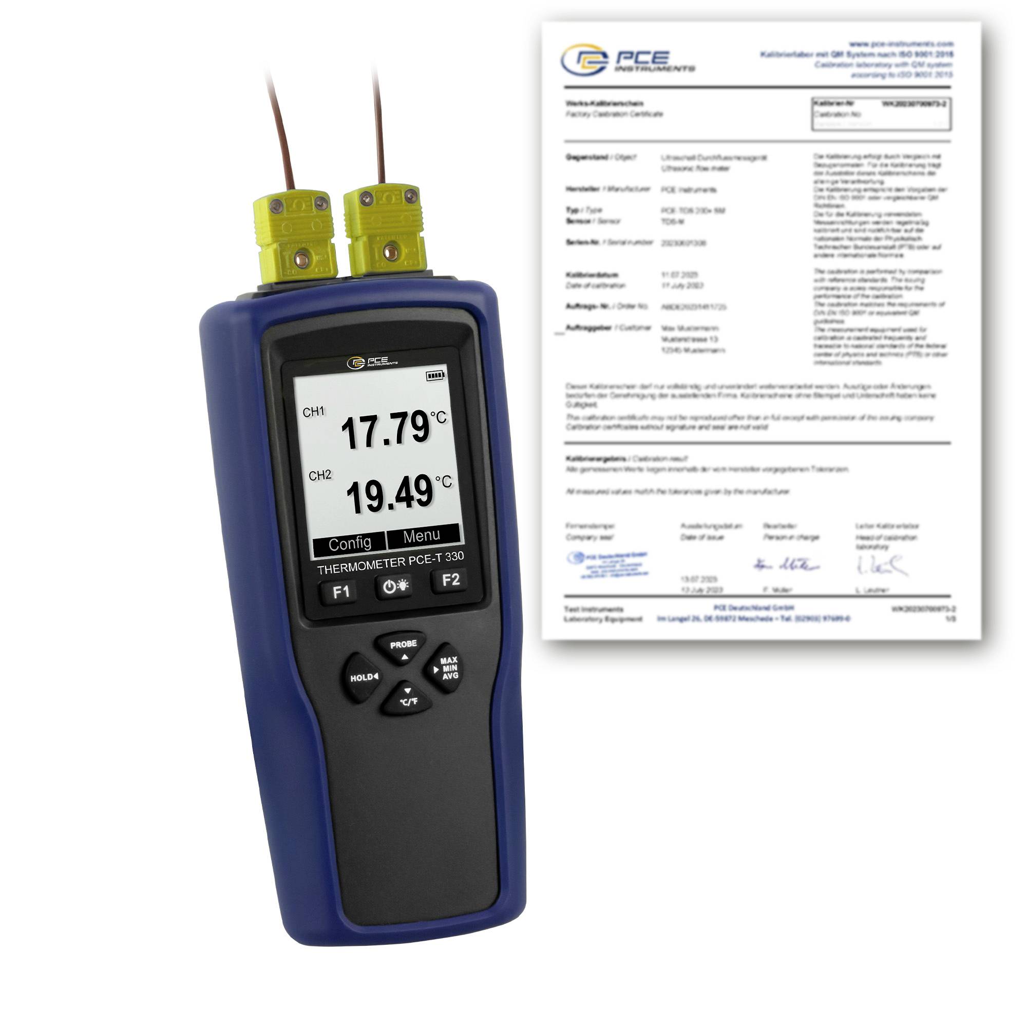 Bærbar PCE termoelement-termometer viser 17,79°C og 19,49°C ved siden af et kalibreringscertifikat-dokument.