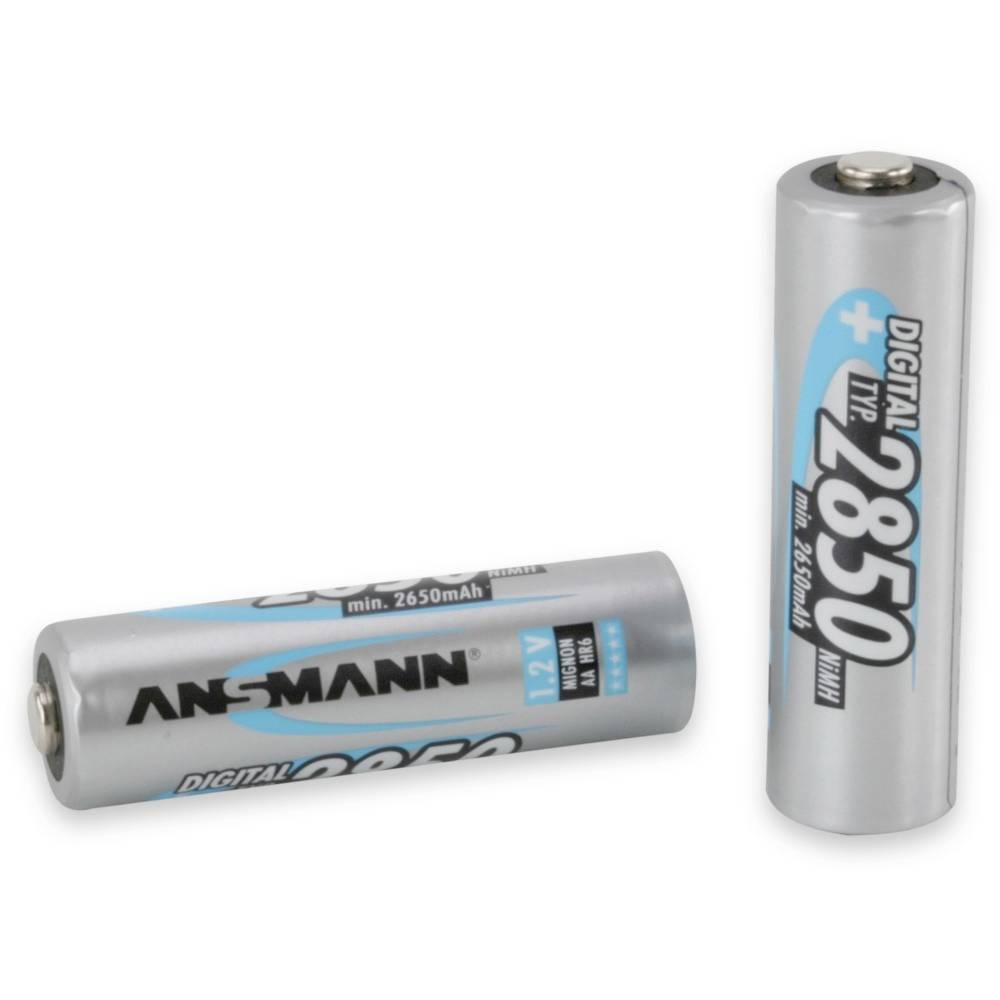 To sølv Ansmann 2850 mAh AA genopladelige batterier, en liggende og en stående oprejst på en hvid baggrund.