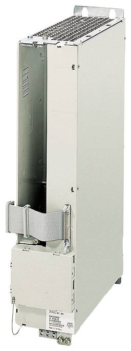 Højt hvidt industrielt elektronisk modul med ventileret top, sidepanel og kabelforbindelser ved bunden.