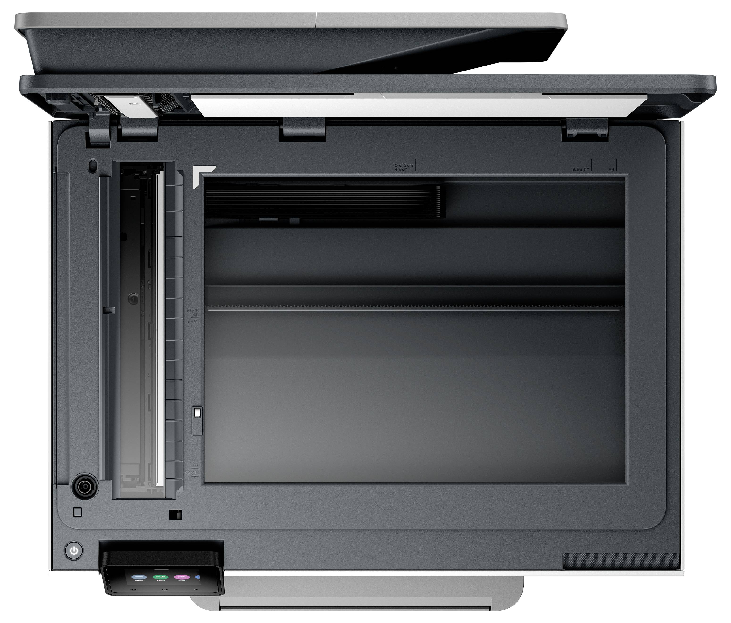Frontvisning af en alt-i-en printer med scannerlåget åbnet, som viser flybedscanneren og outputskuffen.