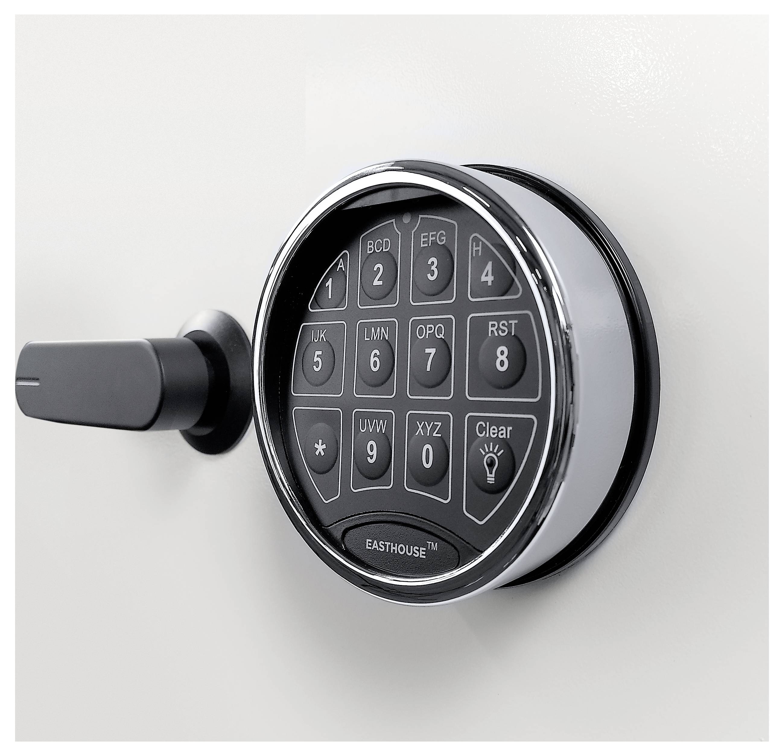 Elektronisk tastaturlås til dør med nummererede knapper og et drejehåndtag på en hvid dør.
