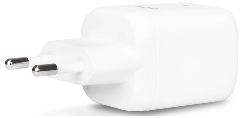 Hvidt to-benet elektrisk strømadapter opladningsudtag på hvid baggrund.