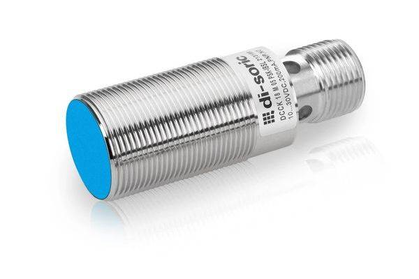 Cylindrisk gevindmetalsensor med blåt sensoransigt, vist på hvid baggrund.