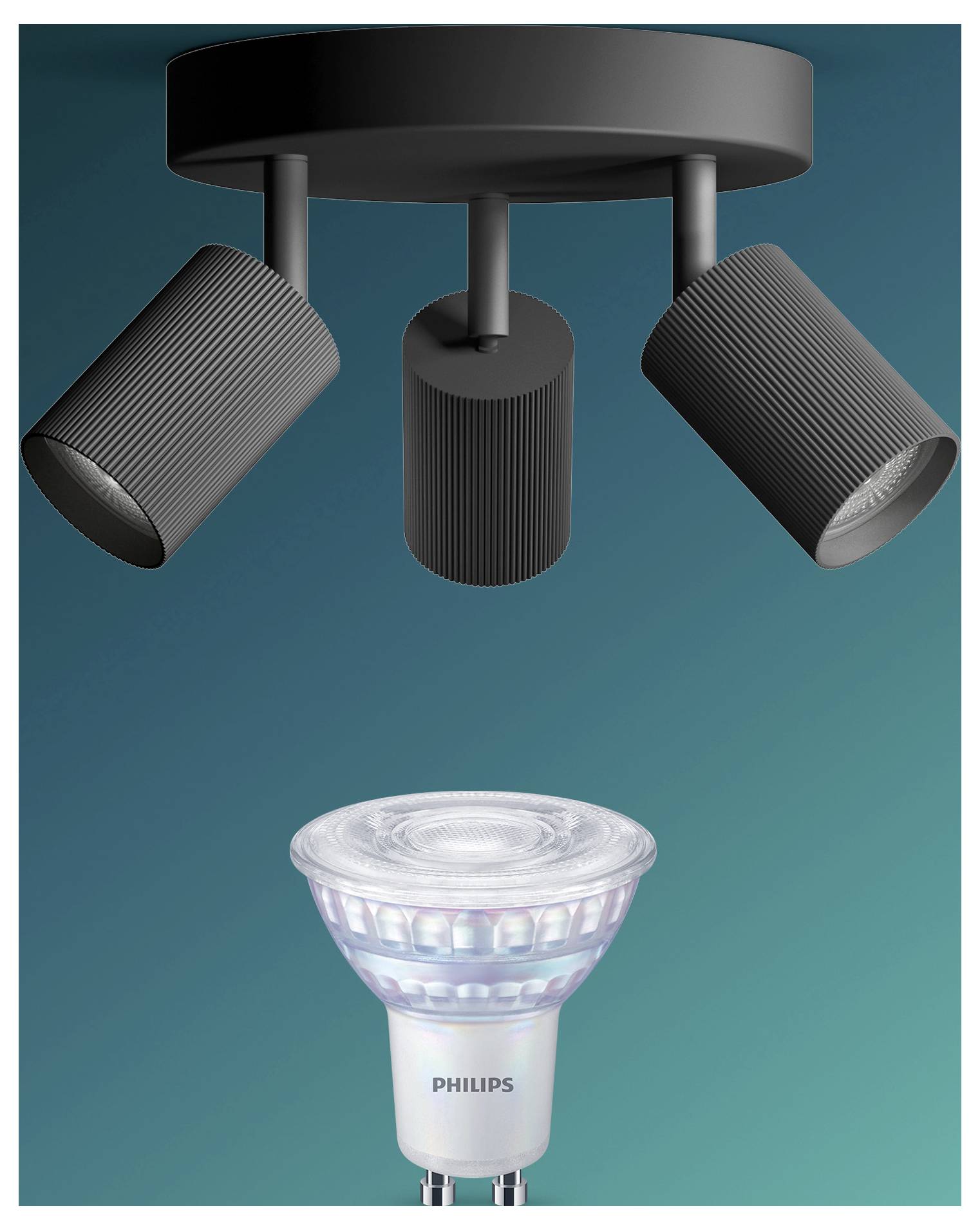 Tre justerbare loftspot lyser ned over en Philips LED-pære på en blågrøn baggrund.