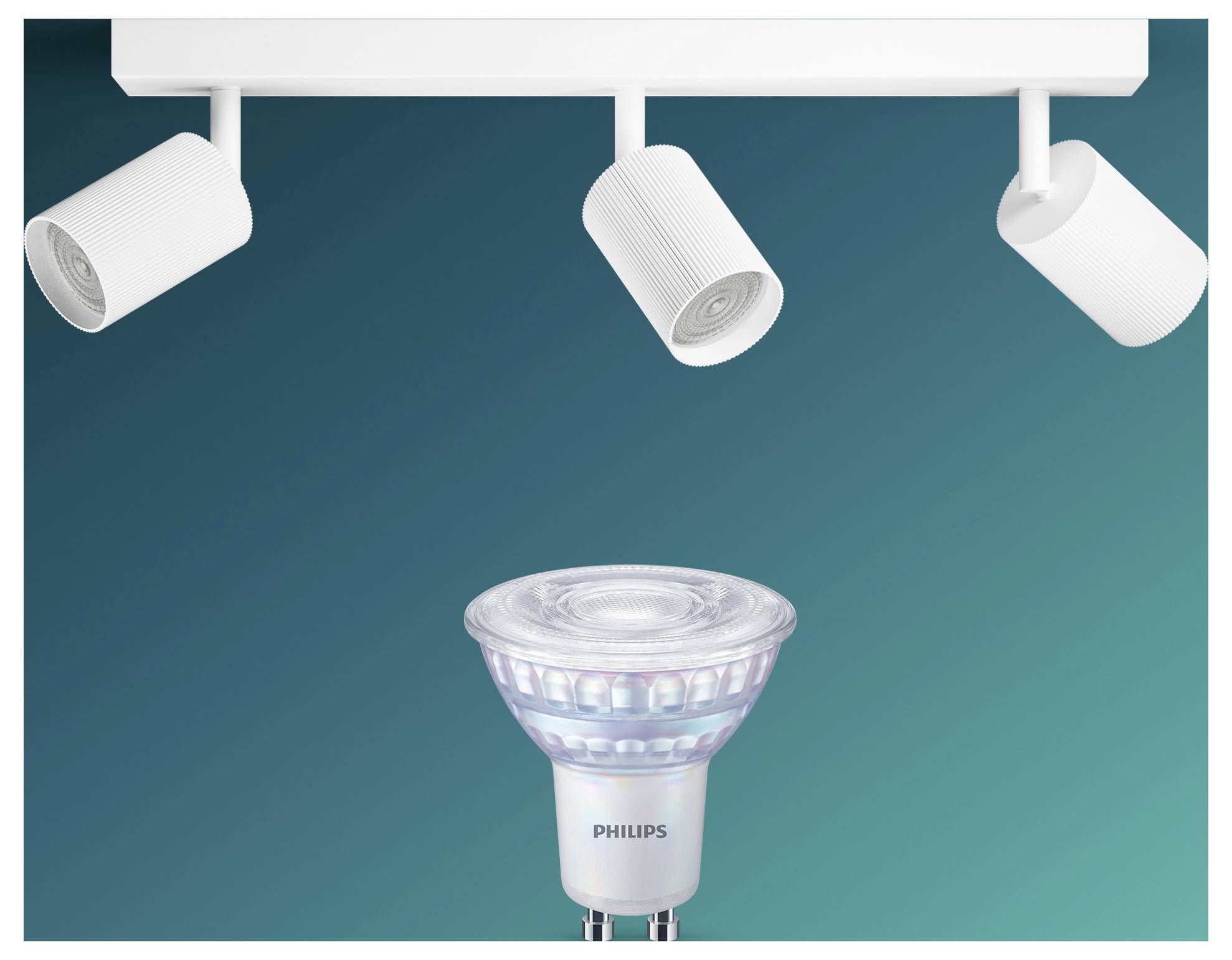 Spotlightskinner med tre loftsmontererede lamper, der belyser en Philips LED spotlightpære mod en blågrøn baggrund.