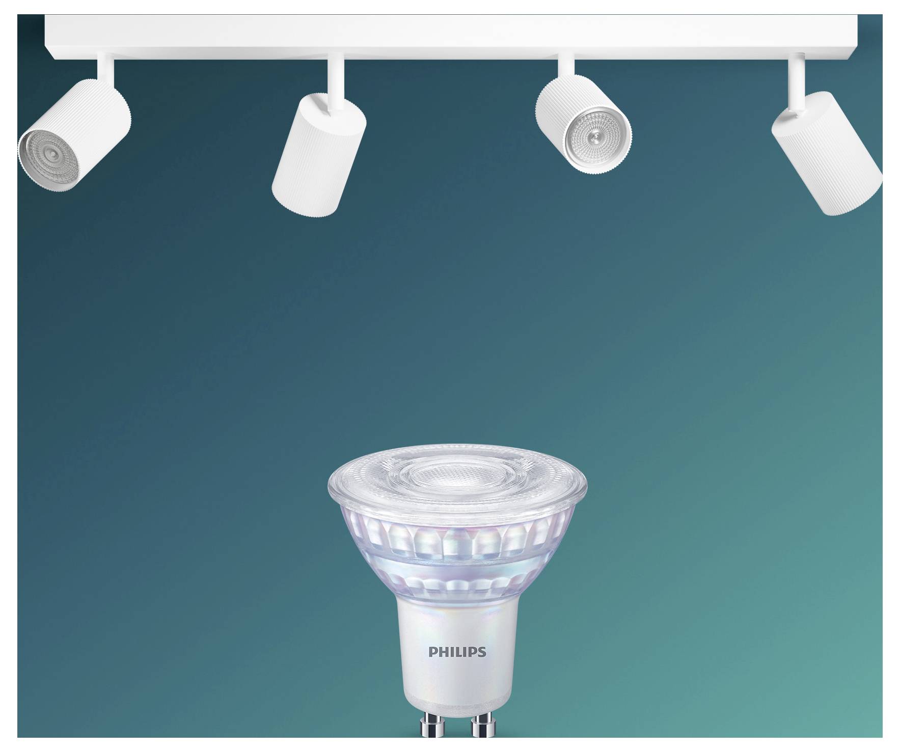 Philips LED-spotlampe centreret under et loftsspor med tre andre spotlamper mod en blågrøn baggrund.