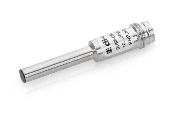 Sølvfarvet cylindrisk metallsensorprobe med langt tip og mærket kappe på hvid baggrund.
