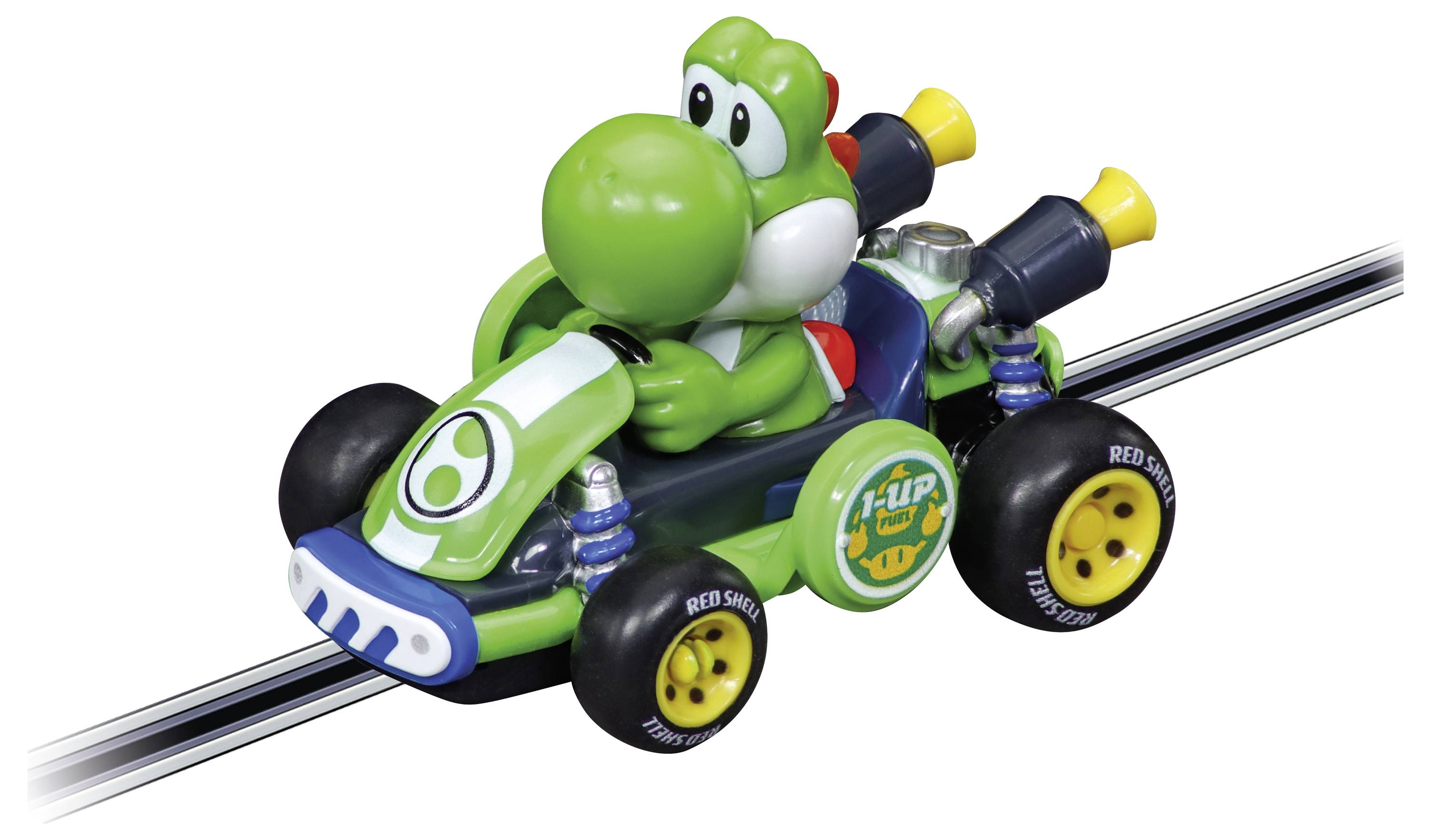 Grøn Yoshi legetøjs racerbil på en slot-bane, med "1-UP" og "Red Shell" klistermærker synlige på hjulene og karosseriet.