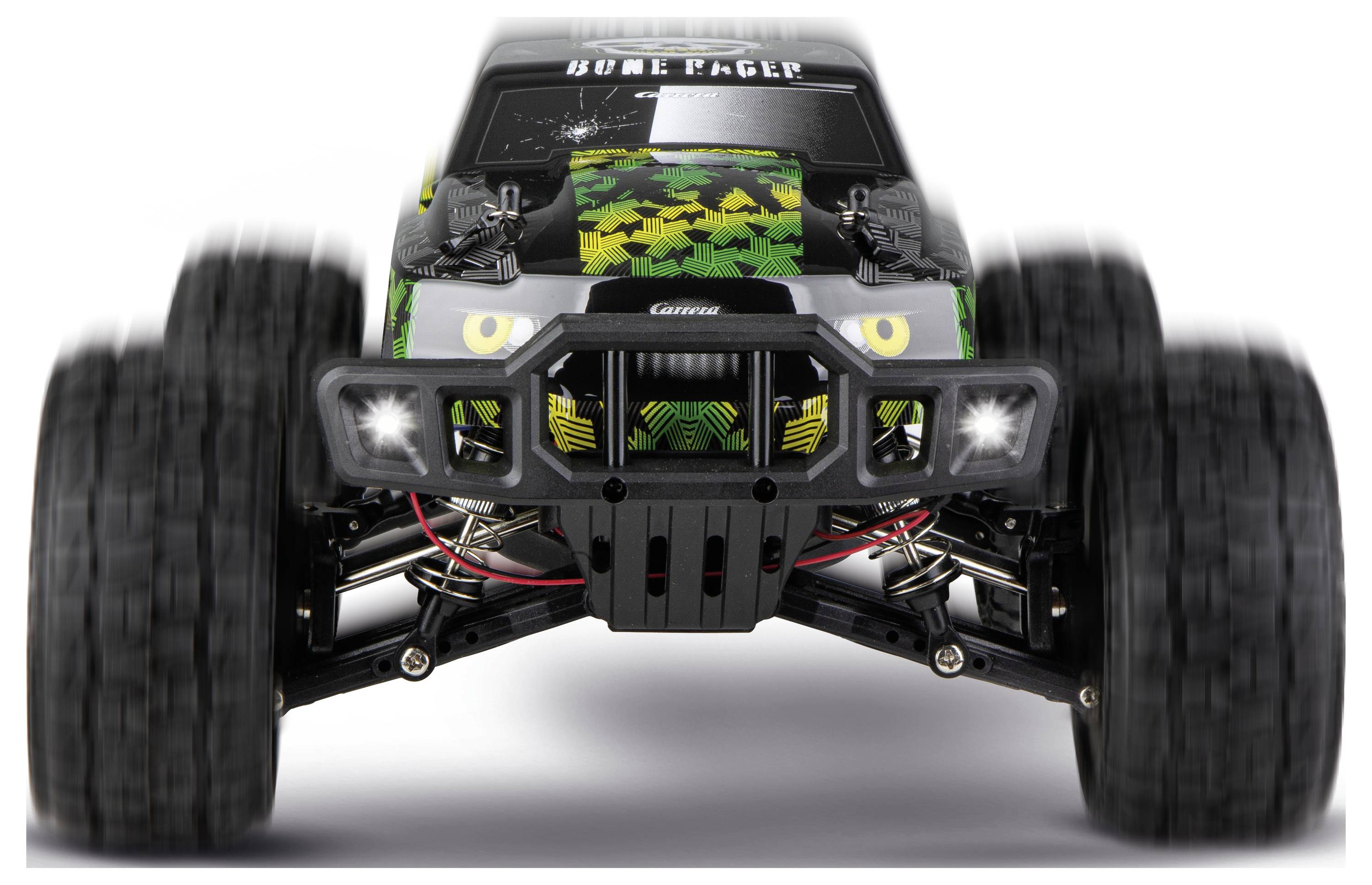 Frontalvisning af en sort off-road RC-lastbil med oversized dæk, grøn kamouflage-motorhjelm, lyse forlygter og eksponeret ophængning.